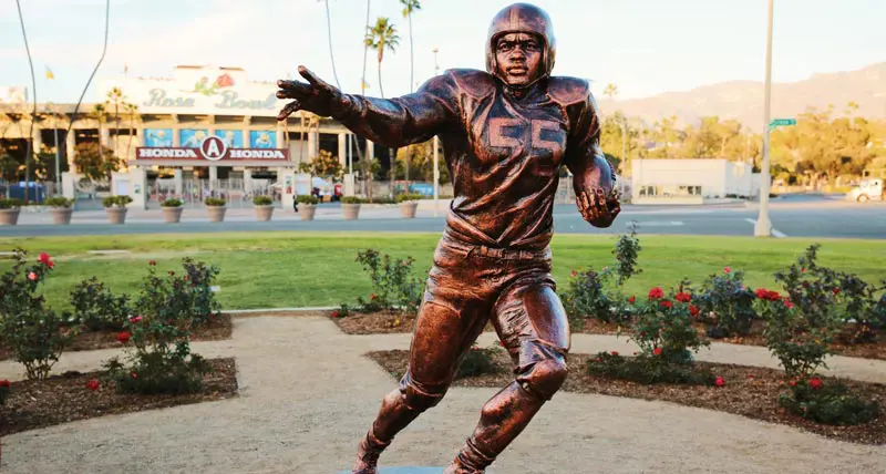 football player statue
